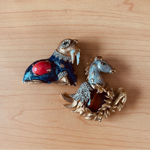 LOT: Vintage K.J.L. Pegasus and Walrus Brooches - Picture 1 of 11